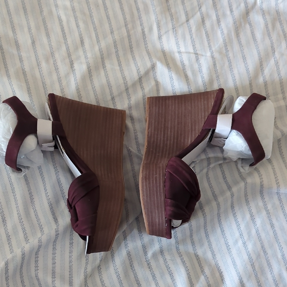 Burgundy Bow Wedge Sandals — Size 7.5 (Brand New) - Picture 4 of 9